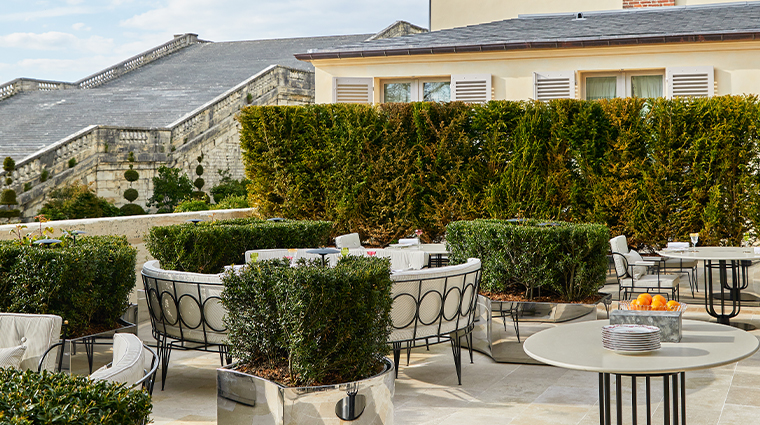 airelles chateau de versailles le grand controle restaurant terrasse