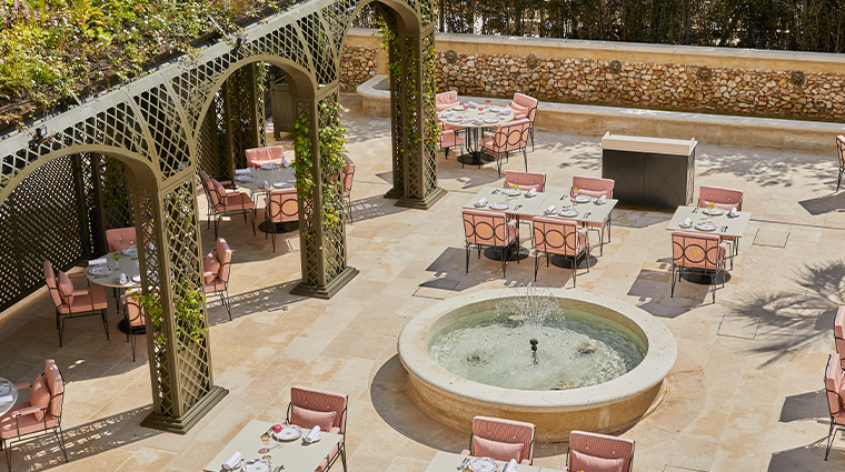 airelles chateau de versailles le grand controle restaurant terrasse2