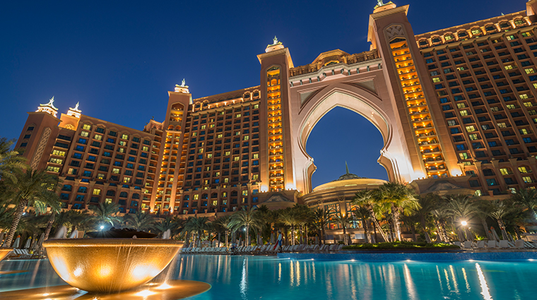 atlantis the palm royal pool night