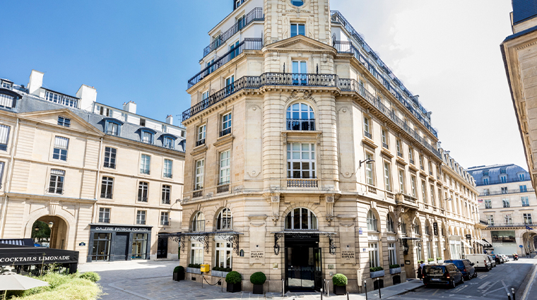 grand hotel du palais royal facade