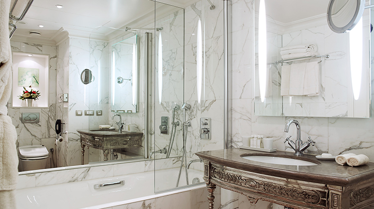 hotel balzac superior room bathroom tub