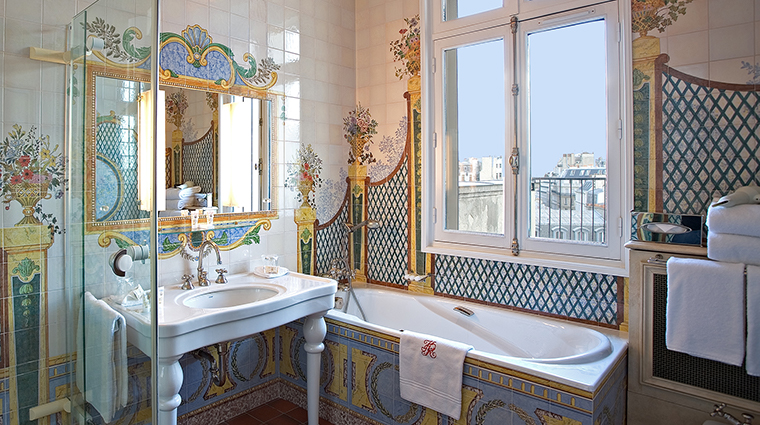 Hotel Raphael deluxe bathroom