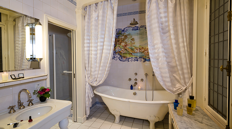 Hotel Raphael junior suite bathroom