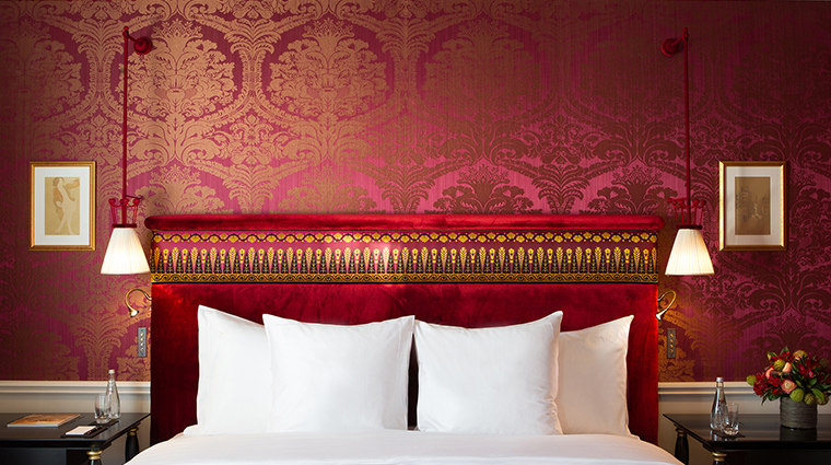 La Reserve Paris red bed