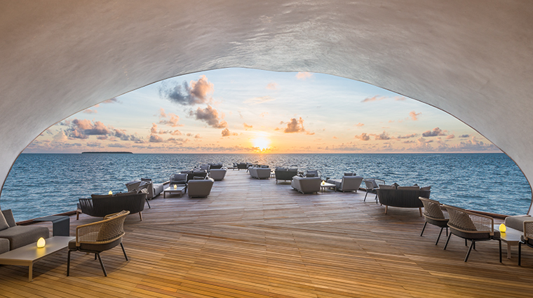 the st regis maldives vommuli resort whale bar